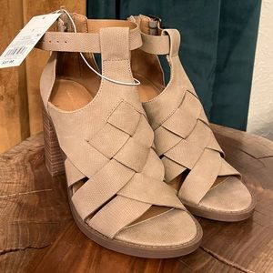 Universal Thread Size 7 Heeled Sandals